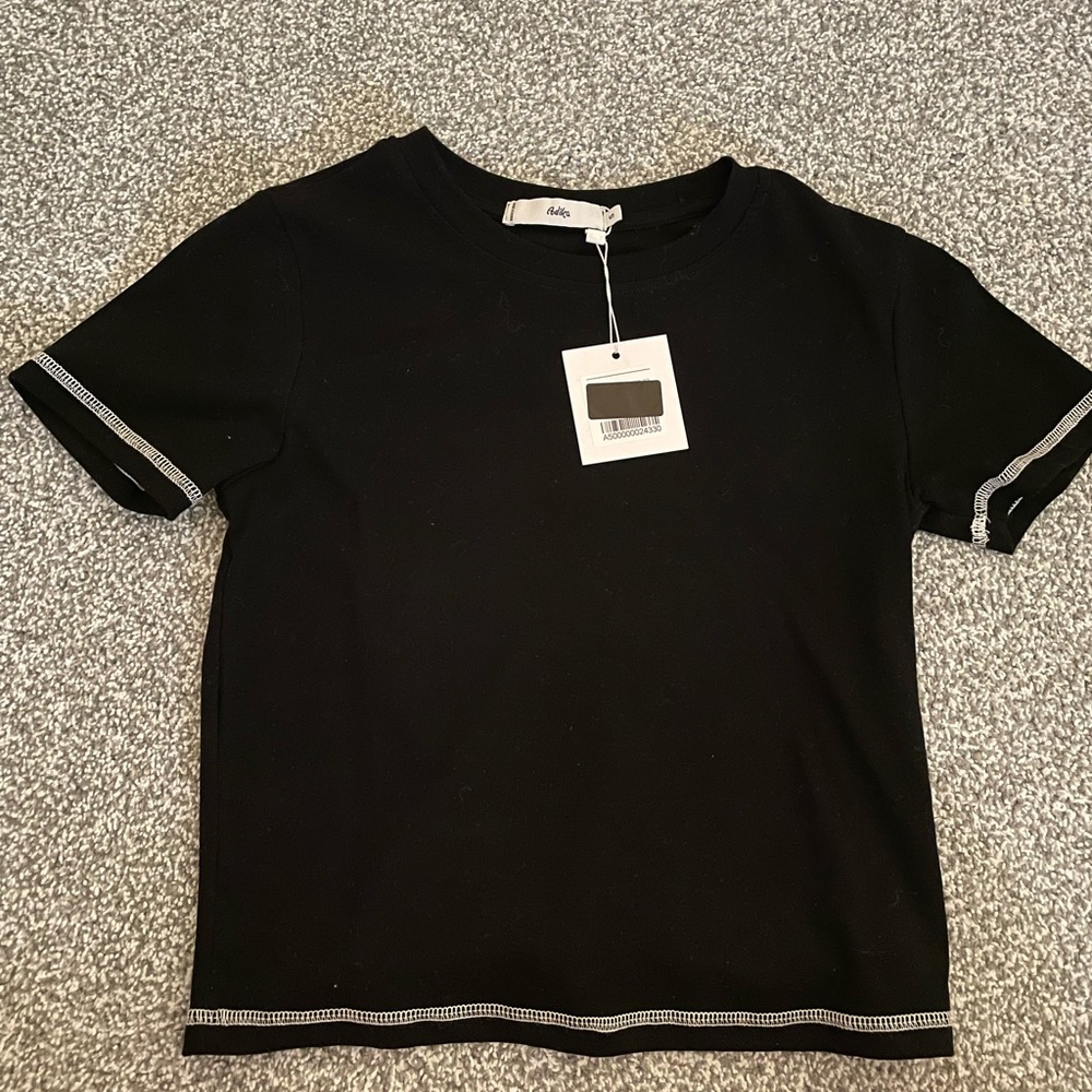 never worn adika t shirt